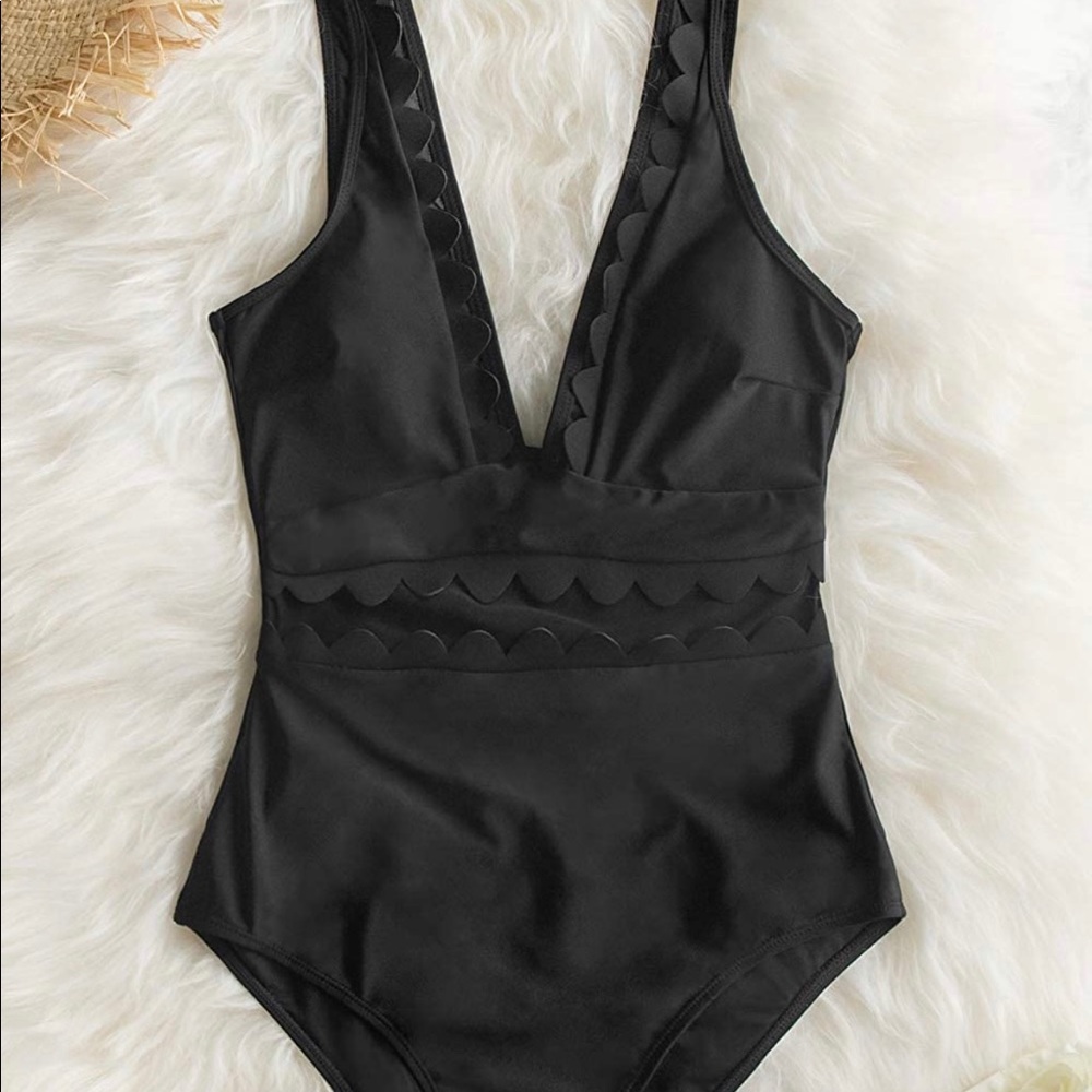 NWOT Cupshe V-Neck One Piece Swimsuit. Medium.